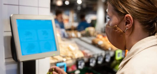 Totens de autoatendimento como facilitadores para negócios de alimentação gerenciados por mulheres