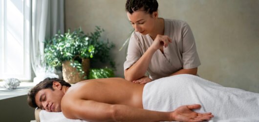 Massagem relaxante: benefícios para quem vive rotina intensa e estressante